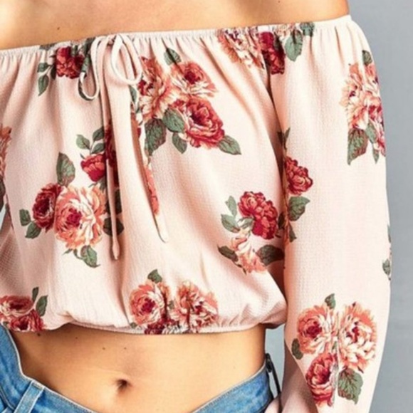 ❗️One Left❗️NWT Off shoulder floral crop top - Picture 3 of 4